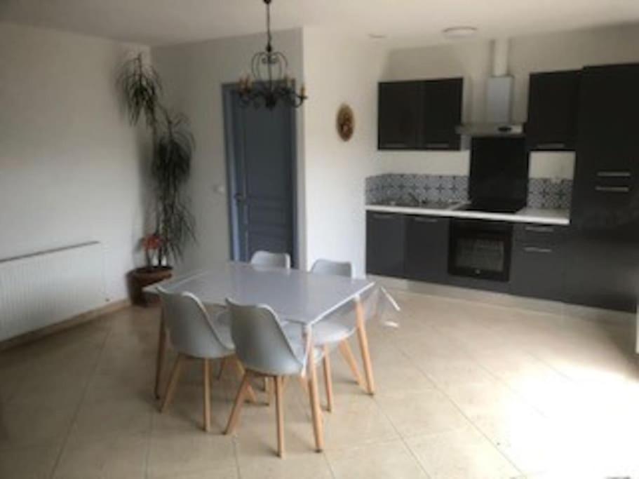 Maison Dans Une Propriete Avec Une Cour Corneilhan Ngoại thất bức ảnh