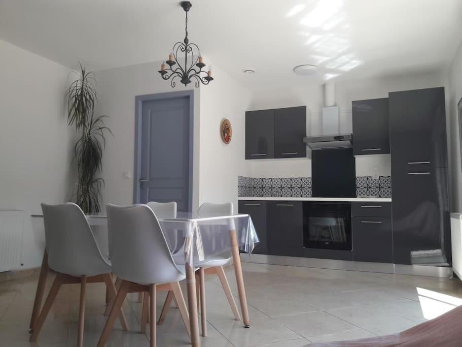Maison Dans Une Propriete Avec Une Cour Corneilhan Ngoại thất bức ảnh