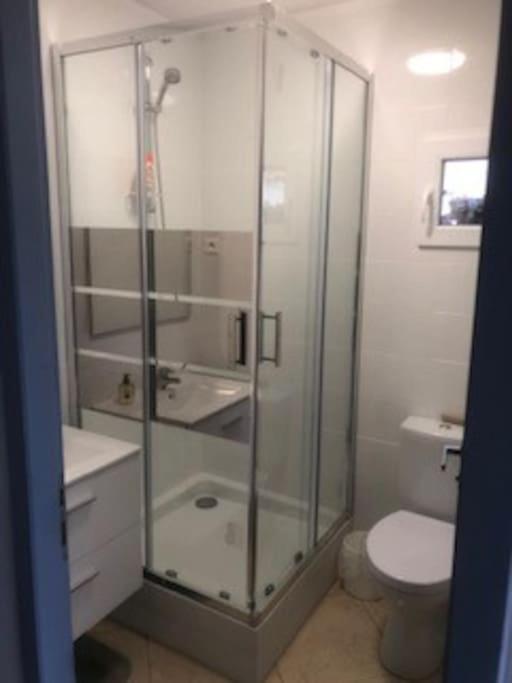 Maison Dans Une Propriete Avec Une Cour Corneilhan Ngoại thất bức ảnh